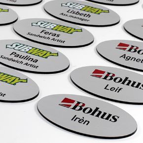 Bilde for kategori Navneskilt til butikkansatte og helsepersonell