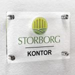 Populære skilt i akryl for firma og kontorlokaler. Frosta og klar akryl med avstandsfester.