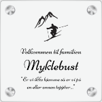 Bilde av Dørskilt med morsom vri: "Er vi ikke hjemme så er vi på en eller annen topptur"