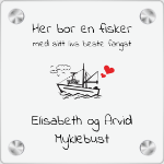 Bilde av Skilt levert i gaveeske: "Her bor en fisker med sitt livs beste fangst"