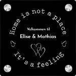 Bilde av Koselig dørskilt: Home is not a place, it's a feeling.