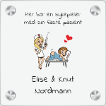 Bilde av Dørskilt: Her bor en sykepleier med sin faste pasient