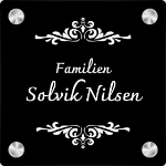 Bilde av Mal på svart dørskilt med tekst Familien og etternavn