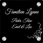 Bilde av Skilt i svart akryl. Rediger tekst og layout, lag ditt personlige skilt 