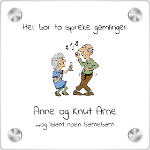 Bilde av Dørskilt med tapefeste som er det perfekte skilt til bestemor og bestefar: "Her bor to spreke gamlinger"