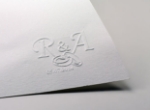 Monogram preget på papir, laget med pregestempel
