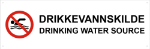 Bilde av Skilt for drikkevannskilde, med norsk og engelsk tekst
