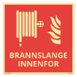 Etterlysende brannskilt med tekst "Brannslange innenfor". Brukes når brannslange er plassert bak en dør eller inne i et rom og ikke er umiddelbart synlig. 