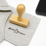 Stempel for klær og tekstiler, for bruk på stempelpute. For bruk sammen med stempelpute og vannfast blekk som tåler vask.