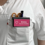 Skiltmappe i skinn med penneholder og navneskilt for sykepleier og helsefagarbeider