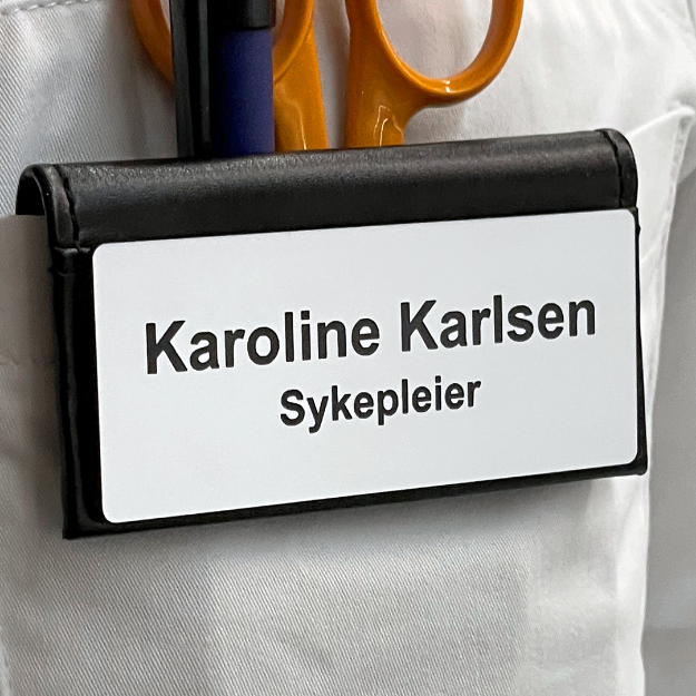 Denne erstatningsplaten passer til våre skinnmapper med navneskilt og er beregnet for deg som trenger å oppdatere tittel, etternavn eller utseende. Skiltplaten leveres ferdig gravert i slitesterkt materiale og er enkel å montere ved å erstatte den eksisterende platen. Et praktisk og rimelig alternativ til å kjøpe helt nytt navneskilt.